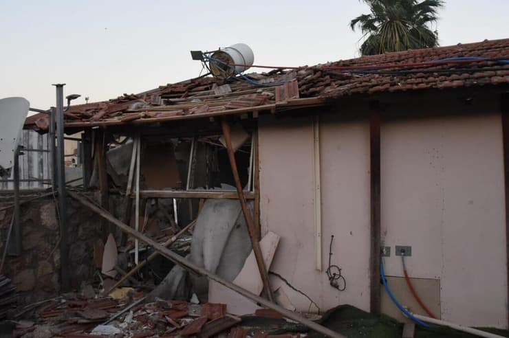 בית שנפגע בקריית שמונה. ''גדול עלינו להגיד מתי התושבים יחזרו'' (צילום: אביהו שפירא) רוספר עזרן, תושב קריית שמונה שביתו נפגע מנפילת טיל במטח האחרון