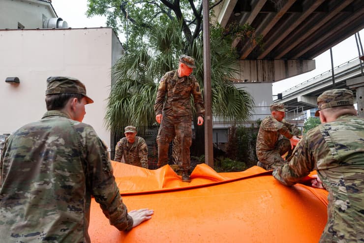 טאמפה, פלורידה, מתכוננים מתארגנים לקראת הגעת הוריקן מילטון