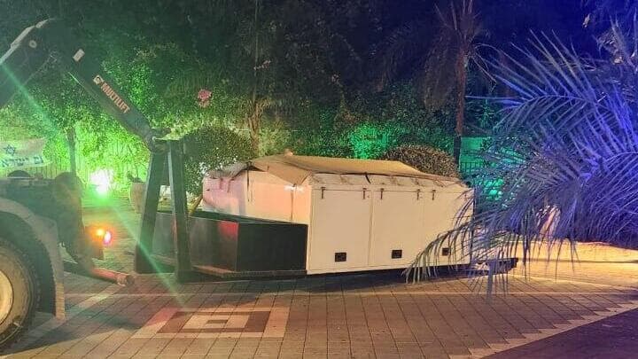 פירוק ראש הנפץ הקרבי ליד בניין מגורים בקריית מוצקין