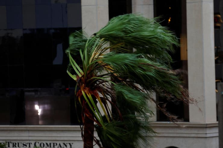 צילום: REUTERS/Marco Bello הוריקן מילטון פלורידה ארה"ב באזור סרסוטה