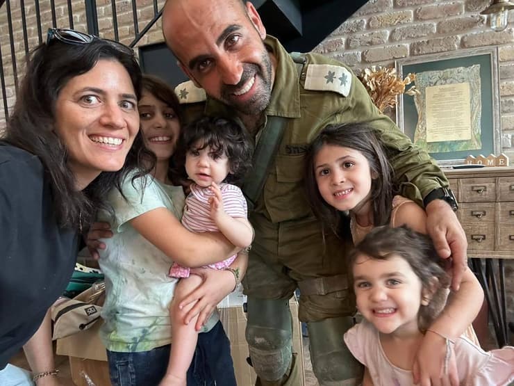 שי פרץ עם אשתו רעות וארבע בנותיהם