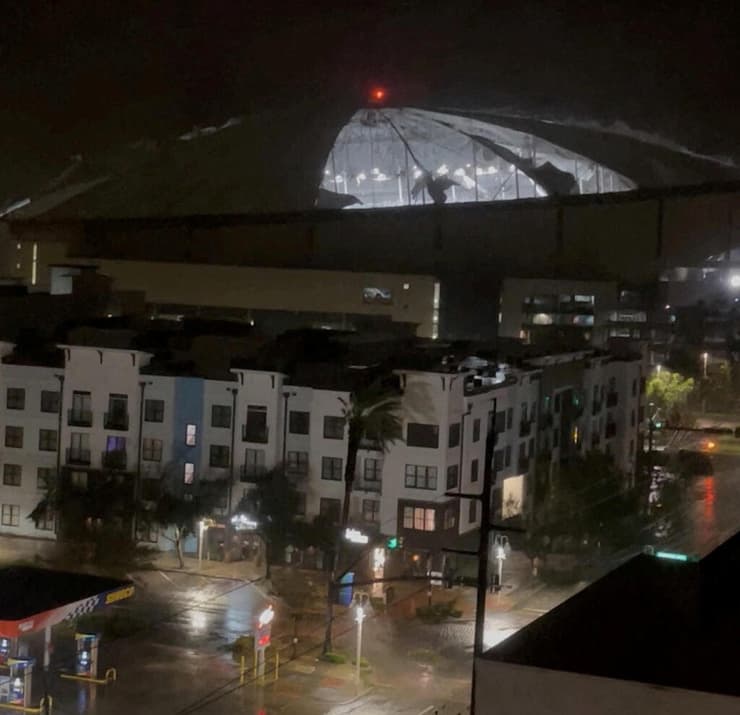 הגג של אצטדיון הבית של "טמפה ביי", בסיינט פיטרסבורג, נקרע לגזרים (צילום: X/@Catharine1228/via REUTERS) נזקי הוריקן מילטון פלורידה ארה"ב ב סיינט פיטרסבורג