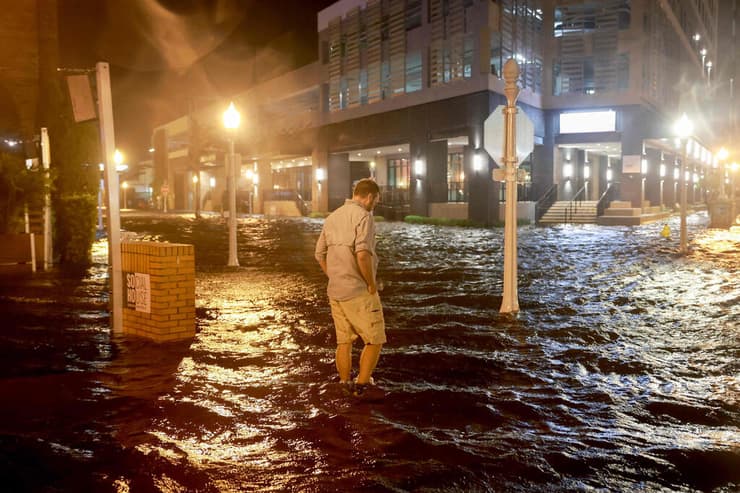 שיטפונות בסרסוטה, לפנות בוקר (צילום: JOE RAEDLE / AFP) הוריקן מילטון פלורידה ארה"ב באזור סרסוטה