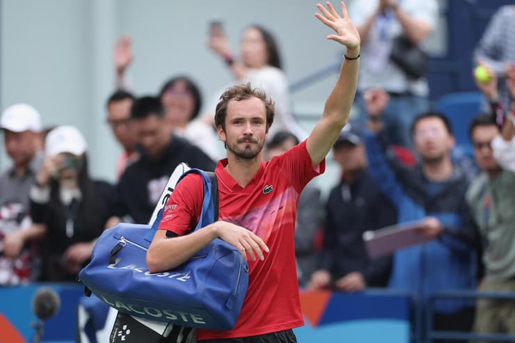 מדבדב נפרד מהקהל המקומי (צילום: Lintao Zhang/Getty Images) דניל מדבדב יורד מאוכזב