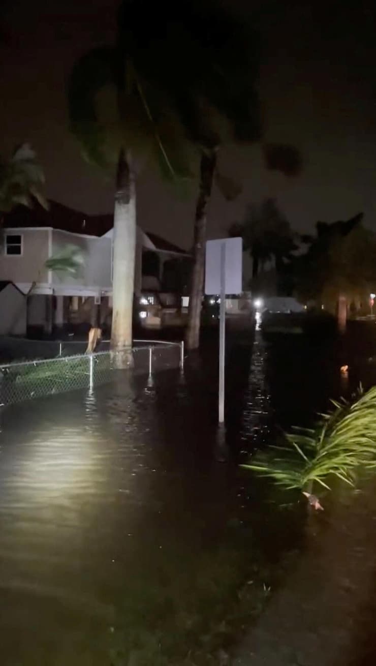 הצפה במחוז לי (צילום: Lee County Sheriff's Office via Facebook/Handout via REUTERS) הוריקן מילטון פלורידה ארה"ב מחוז לי