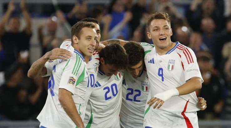 שחקני נבחרת איטליה חוגגים עם אנדראה קמביאסו