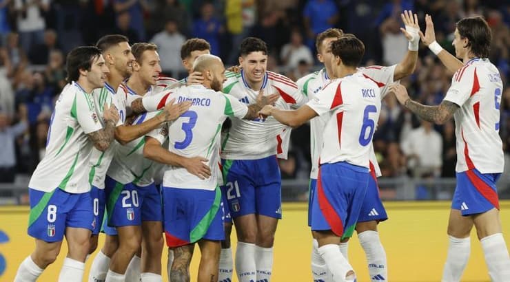 שחקני נבחרת איטליה חוגגים עם אנדראה קמביאסו