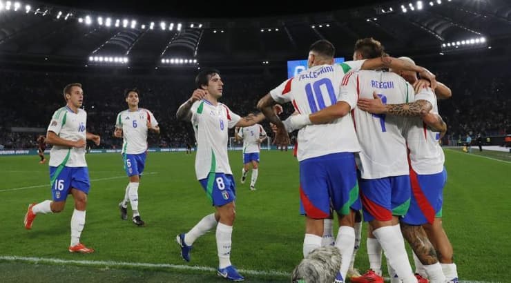 שחקני נבחרת איטליה חוגגים עם מטאו רטגי