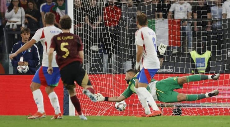 הכדור של מקסים דה קויפר ברשת