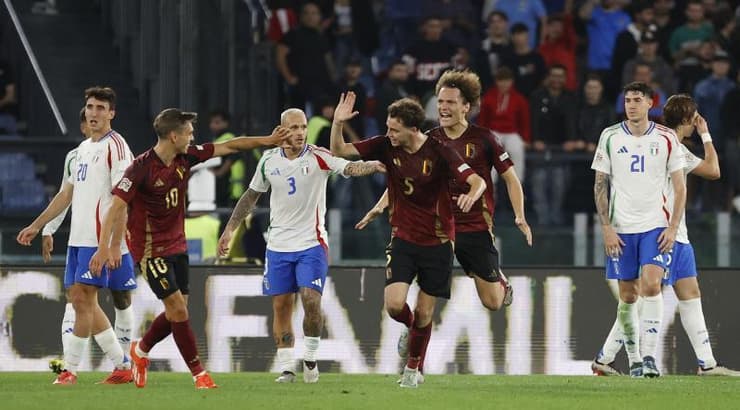 שחקני נבחרת בלגיה חוגגים, של איטליה מאוכזבים