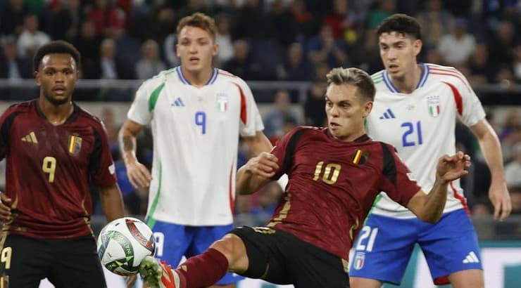 לאנדרו טרוסאר בועט