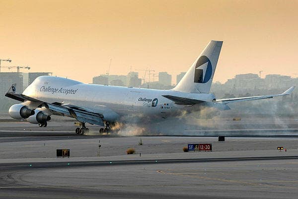 מטוס של צ'אלנג' איירליינס