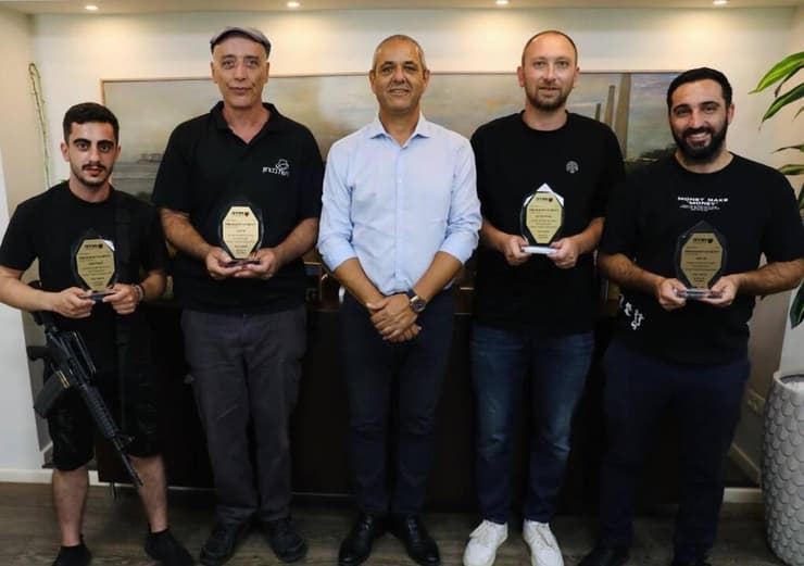 ניר בן חיים בפגישה עם המאבטח והאזרחים שסייעו בנטרול המחבל בפיגוע בחדרה