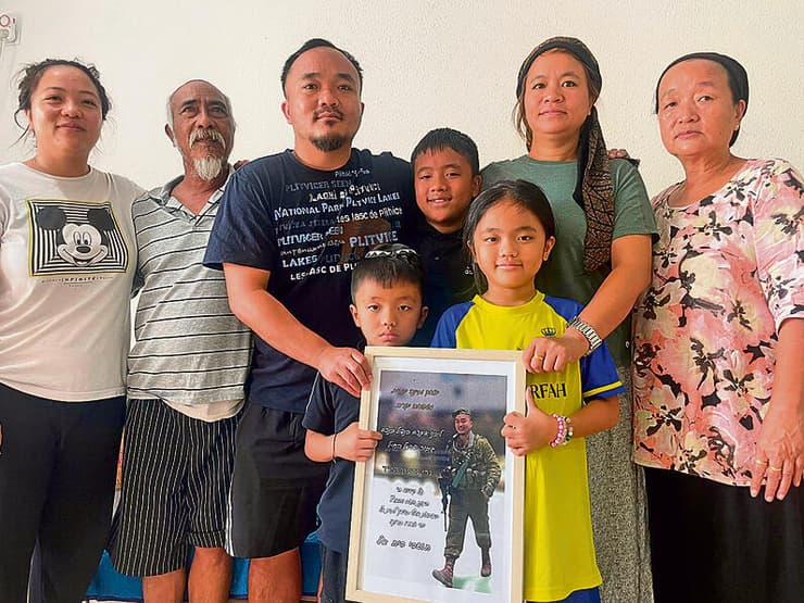 מימן לשמאל: האם השכולה בינה, צ'ינגואה ליאורה אשתו של אהרון, הנכד אליעזר, אהרון, האב השכול יצחק, האחות יעל, והנכדים עדי ואוריאל (צילום: עיריית נוף הגליל) yk14112249