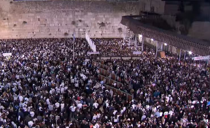 רבבות בכותל המערבי, הלילה