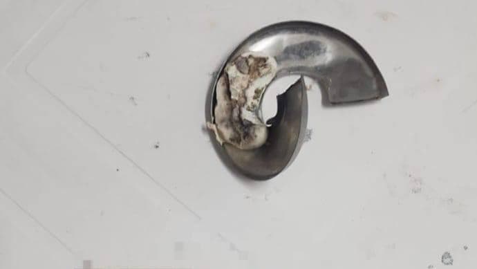 צילום: דוברות שירות בתי הסוהר מכסה הניקוז שהוסר והוסב לשמש ככלי תקיפה נמצא בשירותים של אסיר ביטחוני בכלא גלבוע