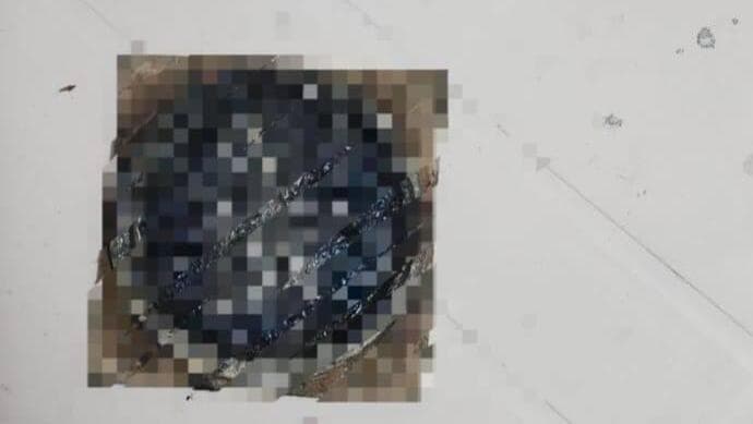 צילום: דוברות שירות בתי הסוהר מכסה הניקוז שהוסר והוסב לשמש ככלי תקיפה נמצא בשירותים של אסיר ביטחוני בכלא גלבוע