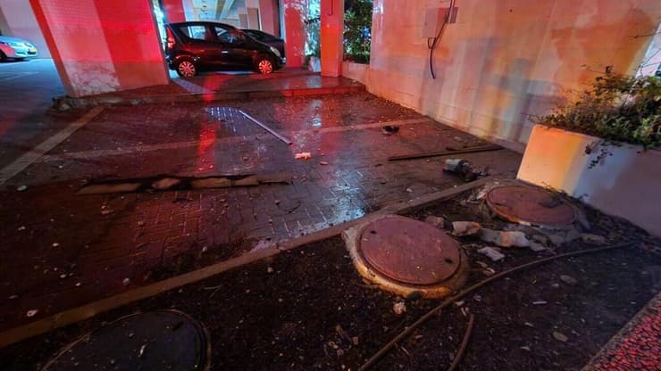 רסיסים בהרצליה ליד הדיור המוגן שנפגע מכטב"ם