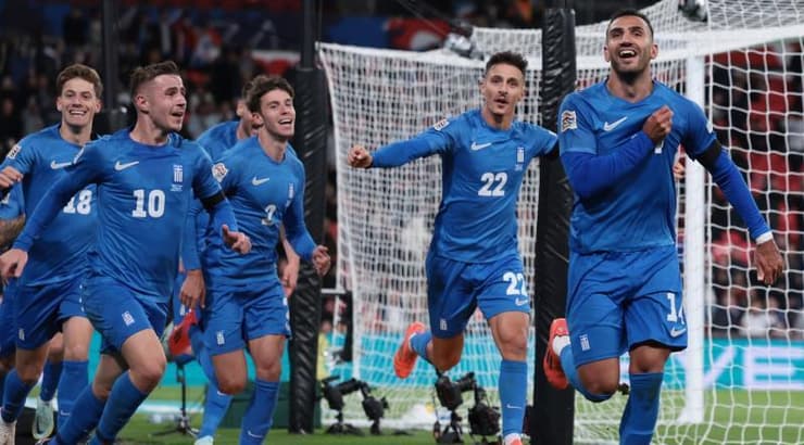 שחקני נבחרת יוון חוגגים