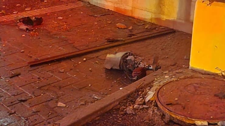 רסיסים בהרצליה ליד הדיור המוגן שנפגע מכטב"ם