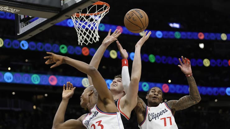 פורטלנד פתחה את ההכנה עם הפסד. דונובן קלינגן מול קווין פורטר ג'וניור וקאי ג'ונס (AP Photo/John Froschauer) שחקן פורטלנד טריילבלייזרס דונובן קלינגן מול שחקן לוס אנג'לס קליפרס קווין פורטר ג'וניור קאי ג'ונס