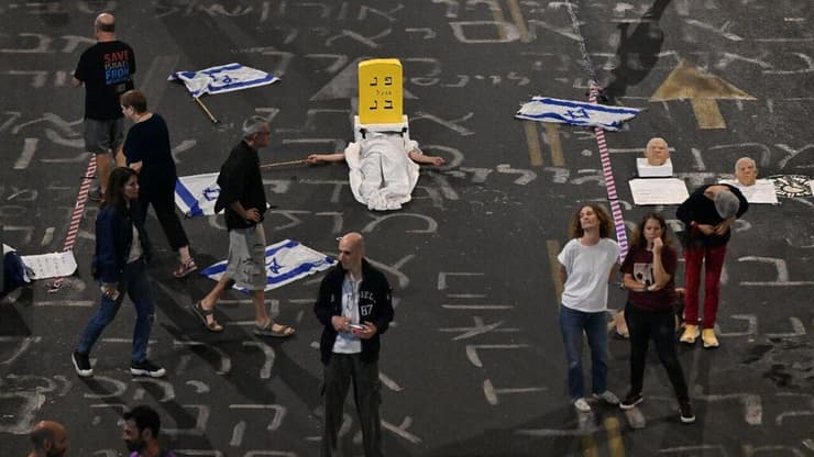 מחאה למען השבת החטופים בצאת יום הכיפורים בתל אביב