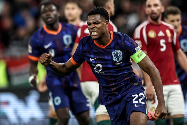 חוגג שוויון ויוצא להגנת הקפטן. דומפריס (צילום: David Balogh/Getty Images) דנזל דומפריס