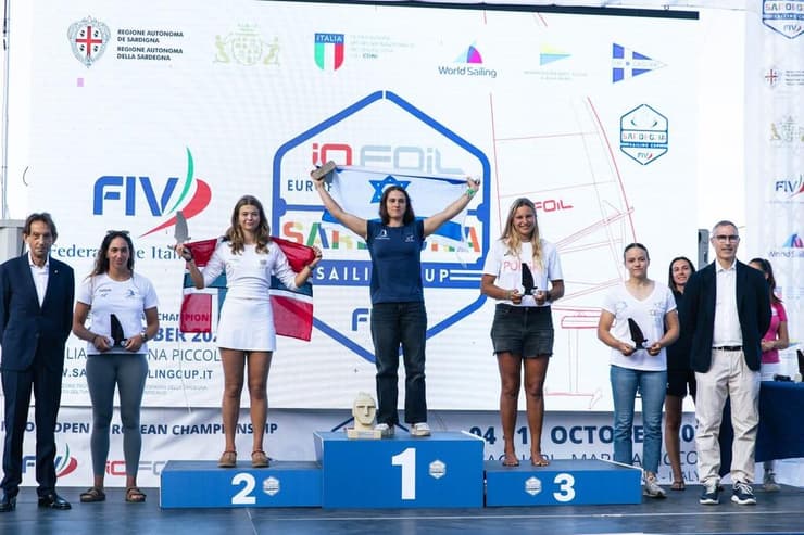 הגולשת דניאלה פלג על הפודיום אחרי הזכייה באליפות אירופה