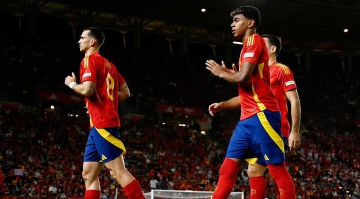 לאמין ימאל ופביאן רואיס עולים לכר הדשא