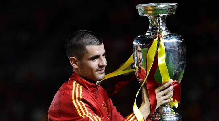אלברו מוראטה מציג לקהל הביתי בספרד את גביע אירופה