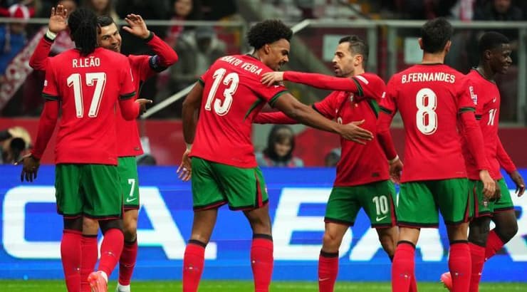 שחקני פורטוגל חוגגים עם כריסטיאנו רונאלדו