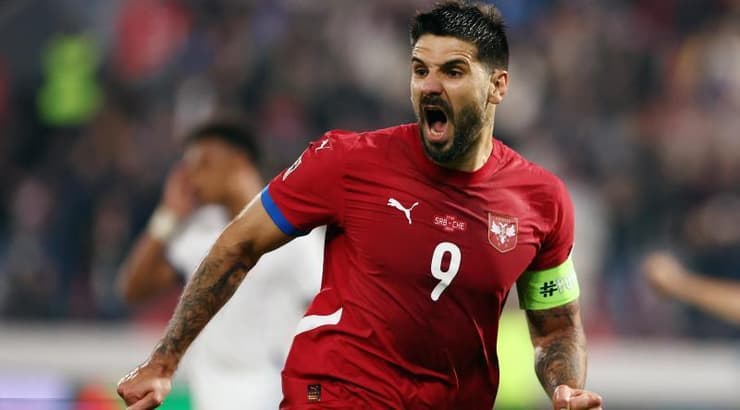 אלכסנדר מיטרוביץ' חוגג את השער של סרביה