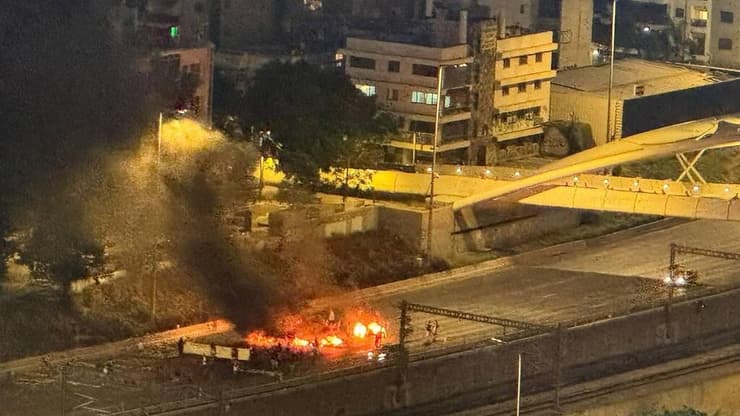 קרובי חטופים חוסמים את איילון תל אביב הפגנה מדורה  עם צאת יום כיפור