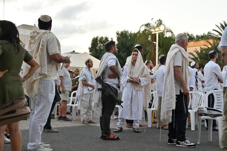 תפילת נעילה בכיכר החטופים