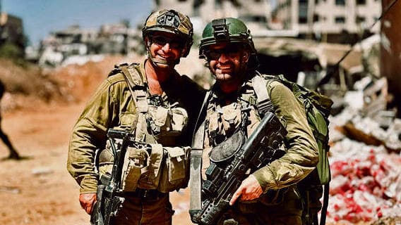 ישבו לסיגריה. האחים אטינגר בעזה yk14112348