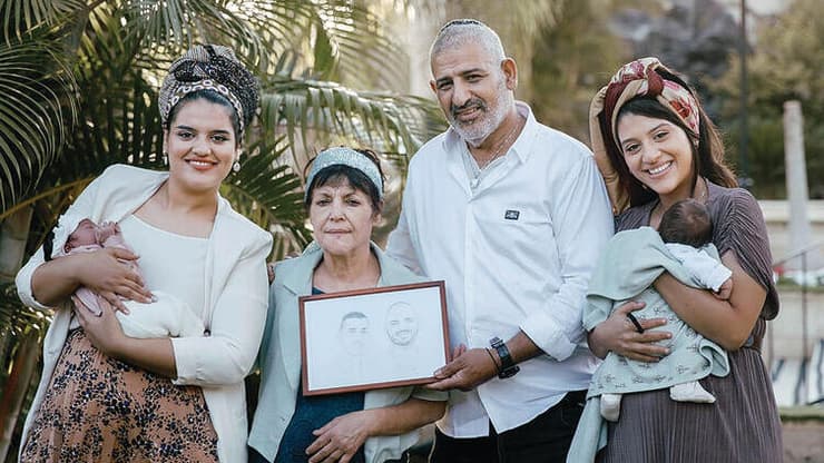 עם התמונה של רואי ואריאל: שירה מנחם ומאורי, ההורים אבינדב וזהבה גורי, הודיה עופרי ומאור (צילום: יעל בוחבוט) yk14112605