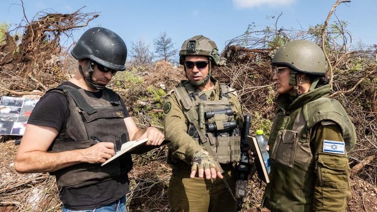 יואב זיתון עם לוחמי צה"ל בדרום לבנון