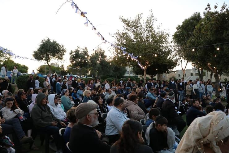 "קהילת בית ישראל" מציינת את המעבר מיום הזיכרון ליום העצמאות (צילום: באדיבות נפתלי גנס) אירוע בו קהילת בית ישראל בירושלים מציינת את המעבר מטקס יום הזיכרון לטקס יום העצמאות בשנת תשפ"ד