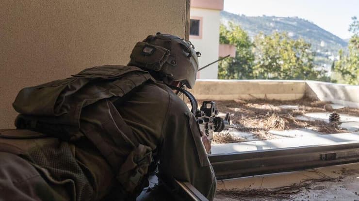 גדוד 890 בדרום לבנון, ליד האמל"ח של כוח רדואן