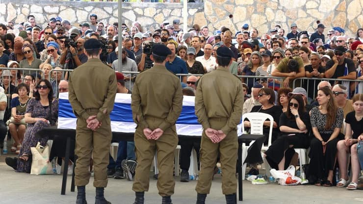 הלווייתו של סמ"ר איתי פוגל (צילום: שאול גולן ) הלווייתו של סמ"ר איתי פוגל