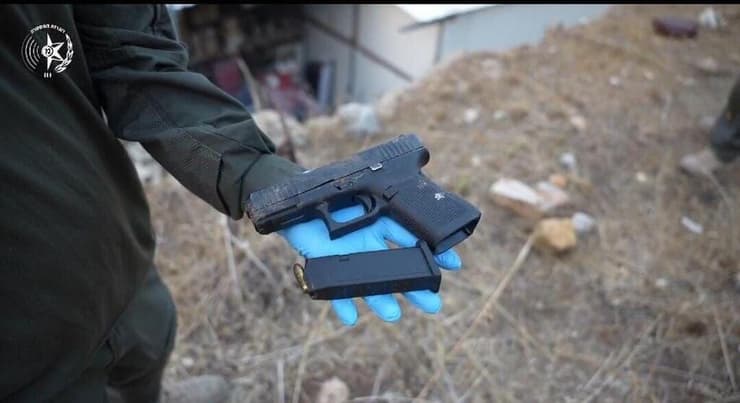 האקדח שנמצא במהלך הפשיטה (צילום: דוברות משטרת מחוז צפון ) תיעוד הירי לעבר ביתו של ראש מועצת דובריה ומעצר החשודים