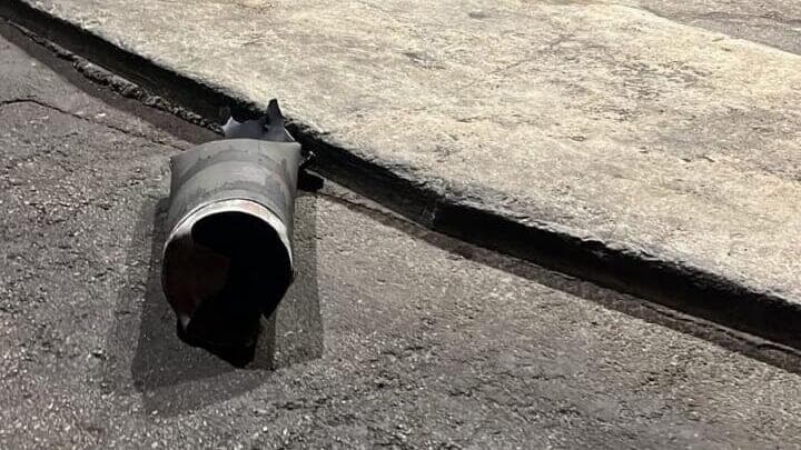 רסיס שנפל בשוק תלפיות בחיפה, אחרי המטח אמש נפילה של שבר רקטה בשוק תלפיות בחיפה