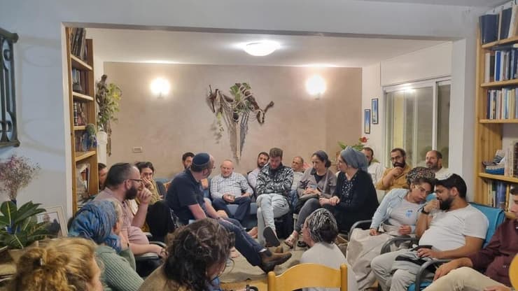 ערב יום הזיכרון עם חברי "קהילת בית ישראל". "להיות שם אחד בשביל השני ברגעים הקשים" (צילום: באדיבות נפתלי גנס) ערב יום הזיכרון הקהילתי בשנת תשפ"ד, בבית של משפחה בקהילת בית ישראל בירושלים
