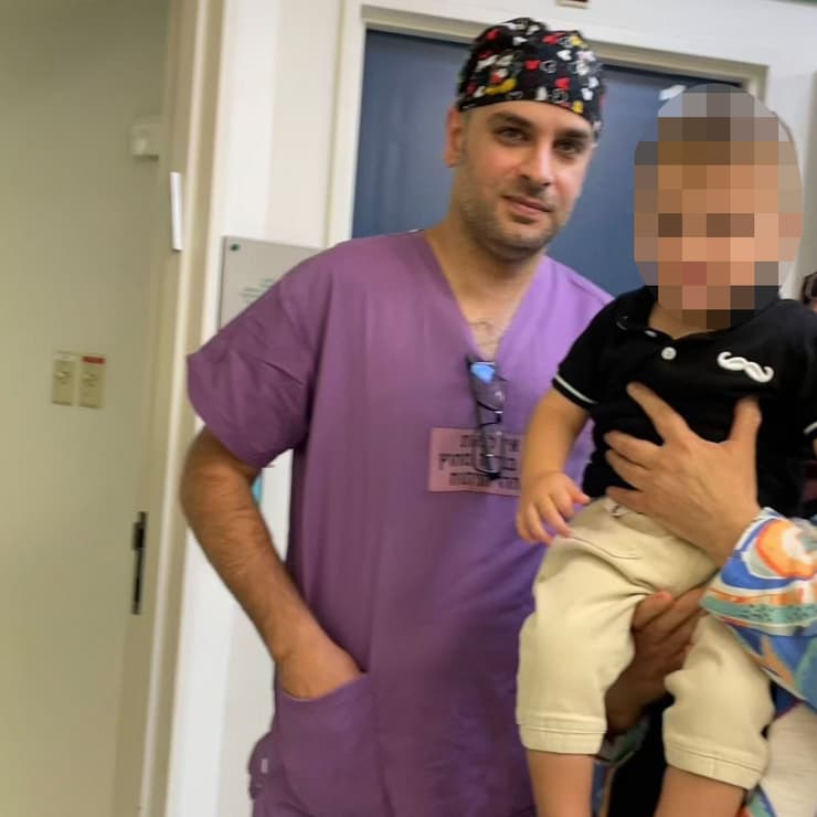 הפעוט וד"ר זייד אליכלאני לאחר הניתוח
