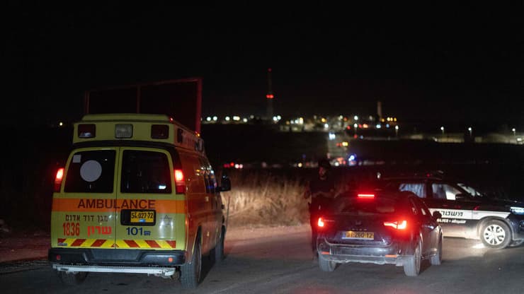 פינוי פצועים מנפילת כטב"ם (צילום: Oren ZIV / AFP) פינוי פצועים מנפילת כטב"ם