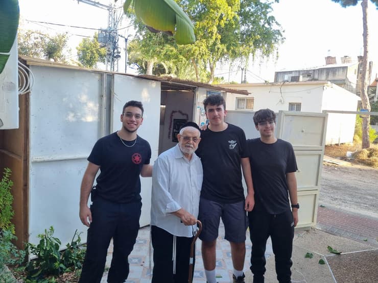 מסייעים לבנות סוכות בעכו