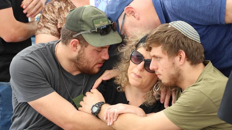 משפחתו של פוגל בהלוויה (צילום: שאול גולן ) הלווייתו של סמ"ר איתי פוגל