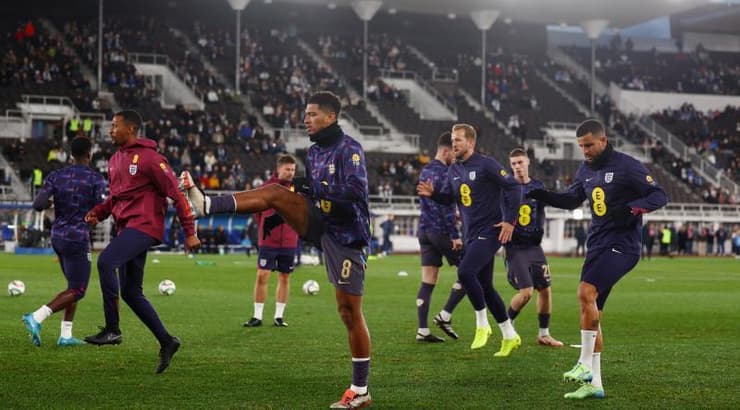 שחקני אנגליה מתחממים (רויטרס) שחקני אנגליה מתחממים