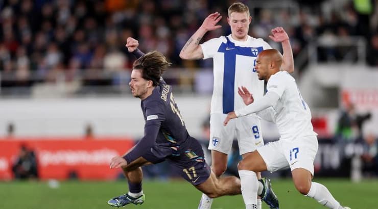 ג'ק גריליש במאבק עם שחקני פינלנד (רויטרס) ג'ק גריליש במאבק עם שחקני פינלנד