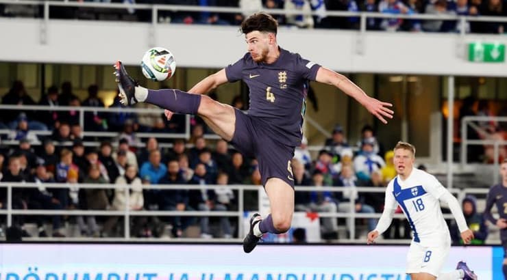 דקלאן רייס מתעופף לכדור (רויטרס) דקלאן רייס מתעופף לכדור